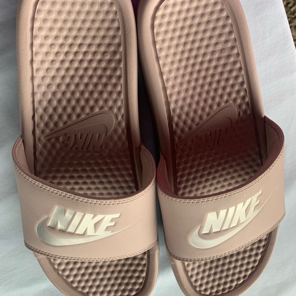 WOMENS NIKE PINK SLIDE SANDAL.
